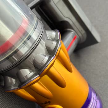 Dyson V12 Süpürgenin Kenarlarının Soyulması