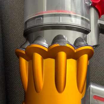 Dyson V12 Süpürgenin Kenarlarının Soyulması