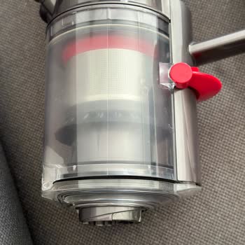 Dyson V12 Süpürgenin Kenarlarının Soyulması