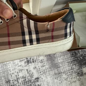 Burberry Ayakkabı 4. Kez Girişimde Yırtıldı