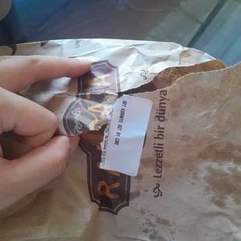 Onur Market Küflü Ay Çöreği Ve Çalışan Kalitesizliği