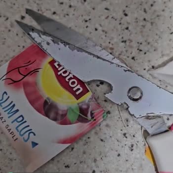 Lipton Kiraz Saplı Çayın İçinden "Hap" Çıktı!