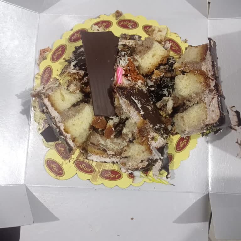 Akyel Gıda Parktan Alınan Yaş Pastanın Bayat Çıkması