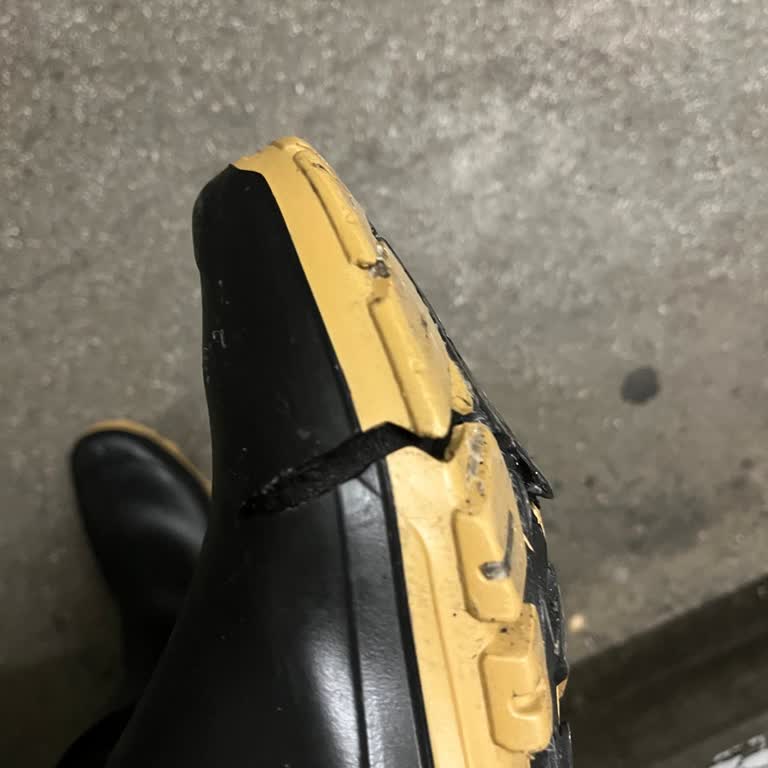 Decathlon Çizme Ortadan Yırtıldı