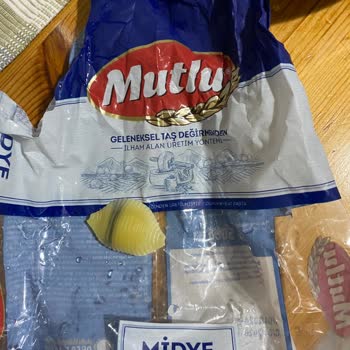 Mutlu Makarnanın İçindeki Siyahlık