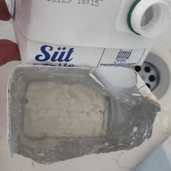 BİM Dost Süt Ün Son Kullanma Tarihine 2 Ay Olmasına Rağmen Bayat