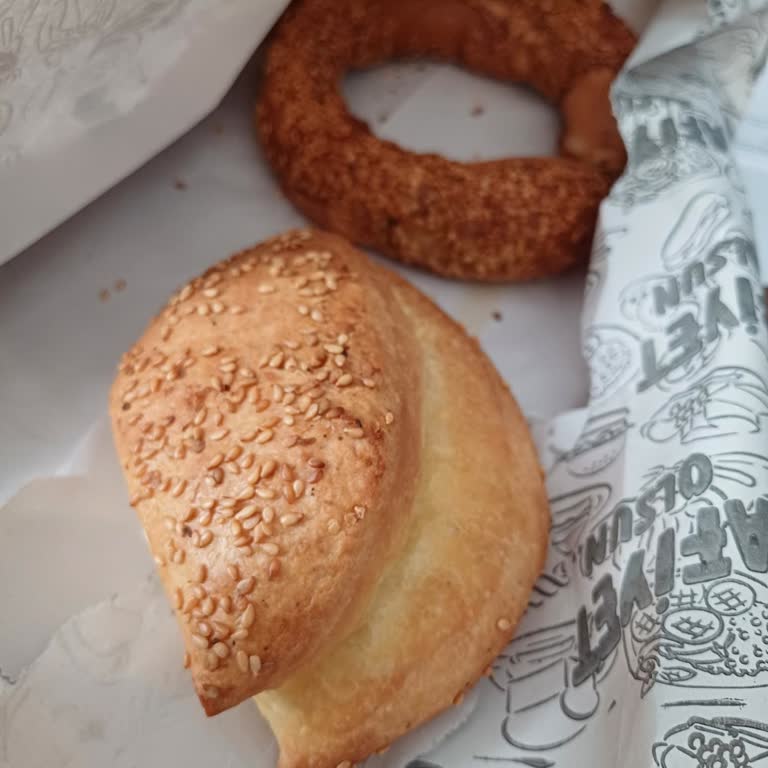 Migros Yarım Poğaça Ve Alay Eden Personel