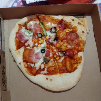 PizzaLazza Pizzaya Benzemeyen Bir Şey Yolladı