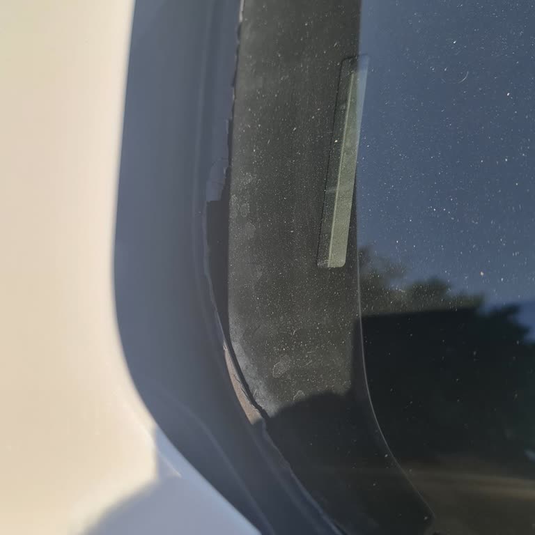 BMW F 30 Ön Cam Fitili Parçalanması