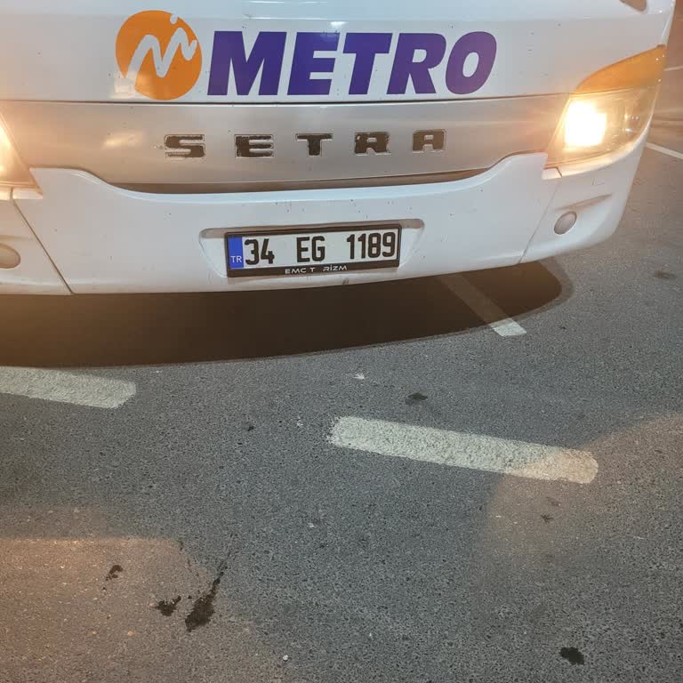 Metro Turızm Şoförün Güzergahı Bilmemesi 2 Lı Koltukta 3 Kısı Oturma