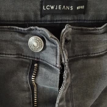 LCW Pantolon Yırtılıyor