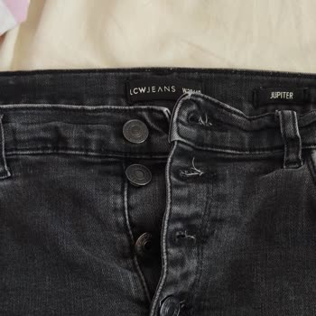 LCW Pantolon Yırtılıyor