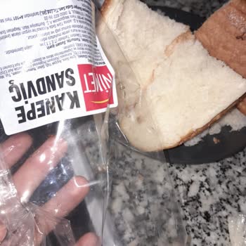 A101'den Aldığım Kanepe Ekmeğinde Poşet Parçası Çıktı