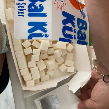 Balküpü Küp Şeker Kutusunda Tehlikeli Metal Parça