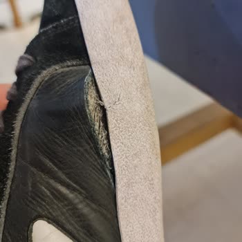 Jeanslab Kısa Sürede Yırtılan Ayakkabıya Çözüm Bulunamadı