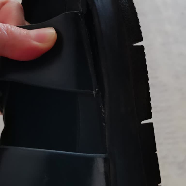 Bershka Terliklerinin Dayanıklılığı Hayal Kırıklığı Yaratıyor