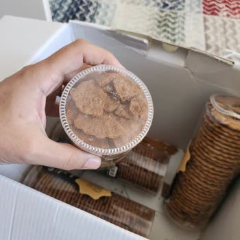 Yaşar Pastanesi Kurabiyeler Kirik Parçalanmış