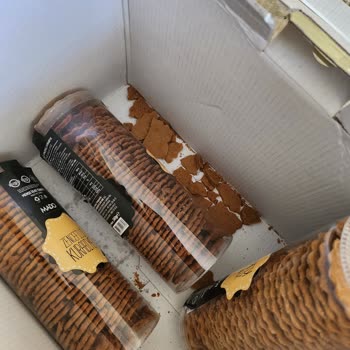 Yaşar Pastanesi Kurabiyeler Kirik Parçalanmış