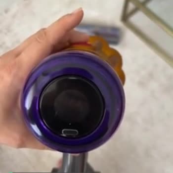 Dyson V12 Süpürge Duruyor