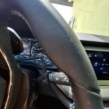 Skoda Octavia Deri Direksiyon Çatlak Ve Nikelaj Soyulması