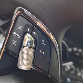 Skoda Octavia Deri Direksiyon Çatlak Ve Nikelaj Soyulması