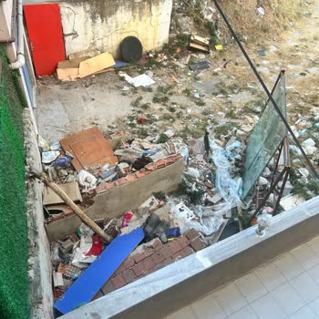 İBB - İstanbul Büyükşehir Belediyesi Arsada Biriken Çöpler!