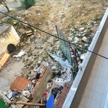 İBB - İstanbul Büyükşehir Belediyesi Arsada Biriken Çöpler!