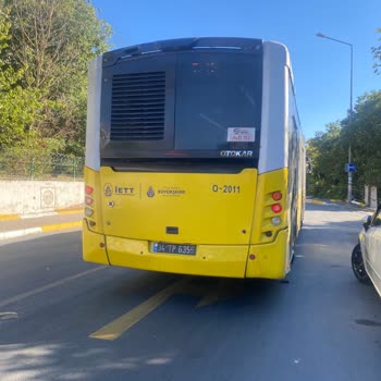 İBB - İstanbul Büyükşehir Belediyesi TM11 Şoförü Durakta Durmadı Ve Hakaret Etti