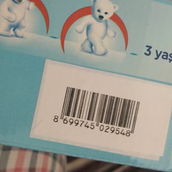 Ebebek Ürüne Elleriyle Barkod Basıyor