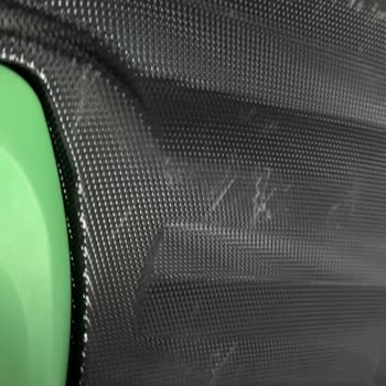 Amazon Valizin Arka Yüzü Çizik Tekerlekler Kir İçinde