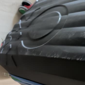 Amazon Valizin Arka Yüzü Çizik Tekerlekler Kir İçinde