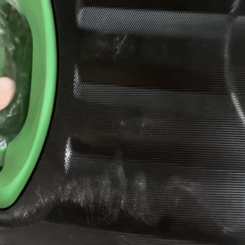 Amazon Valizin Arka Yüzü Çizik Tekerlekler Kir İçinde