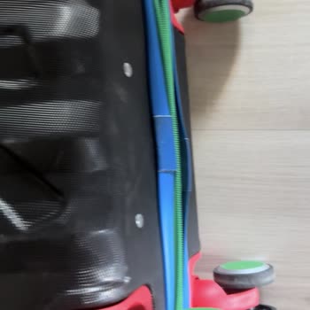 Amazon Valizin Arka Yüzü Çizik Tekerlekler Kir İçinde