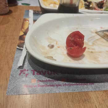 Tavuk Dünyası'nin Salatanın Domateslerinde Kurt Çıktı.