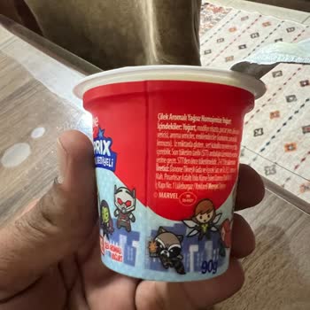Danone Çilekli Yoğurt Diye Başka Bir Şeyler Satıyor