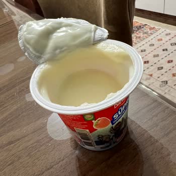 Danone Çilekli Yoğurt Diye Başka Bir Şeyler Satıyor