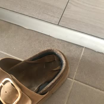 Bershka'dan Kalitesiz Terlik