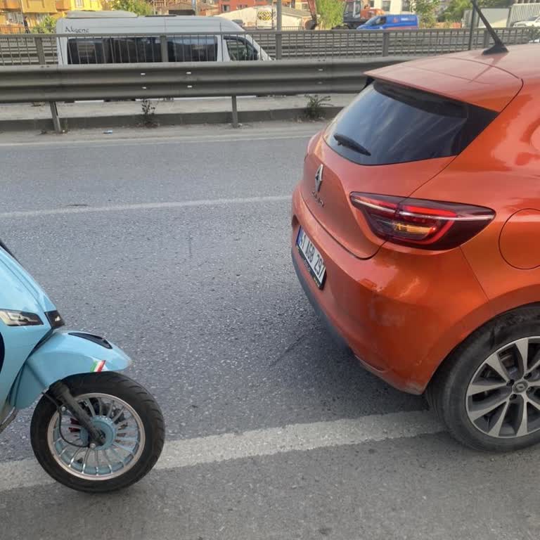 Yemeksepeti Kuryesi Aracıma Vurup Kaçtı Maddi Hasarı Karşılamadı