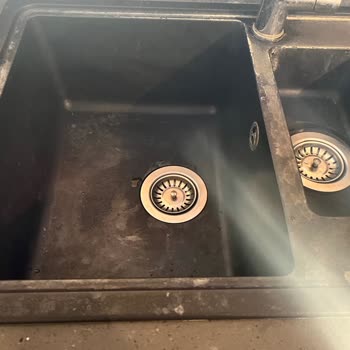 Dominox Marka Siyah Tezgah Renk Solması