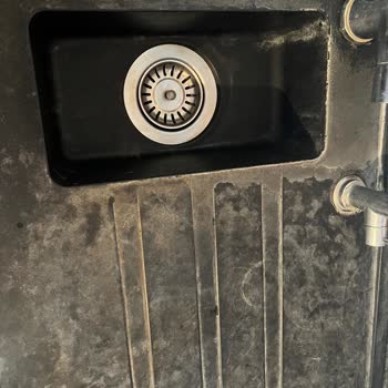 Dominox Marka Siyah Tezgah Renk Solması