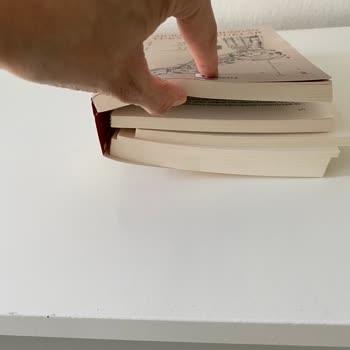 Metis Yayıncılık Metis Yayınlarına Ait Kitap Elimde Parçalandı
