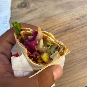 Komagene Çalışanlar Ve Ortamdaki Çok Fazla Müzik Sesi