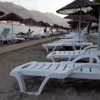 Marmaris Belediyesi Bu Bölge Halka Aittir Şezlong Koyarak Para Ücret Talep Edilemez!