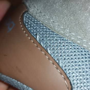 New Balance Spor Giyin Mağazasının Ürünlerinin Arkasında Durmaması