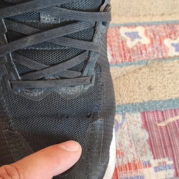 Nike Ayakkabı Üst Kısmanda Yırtılma