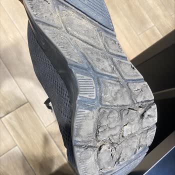 Tabanı Parçalanan, Eriyen Ve Su Alan Skechers Spor Ayakkabısı.