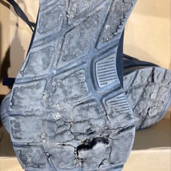 Tabanı Parçalanan, Eriyen Ve Su Alan Skechers Spor Ayakkabısı.