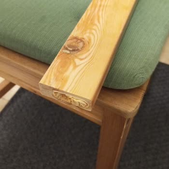 Дефектная деталь обеденного набора IKEA Jokkmokk легко ломается