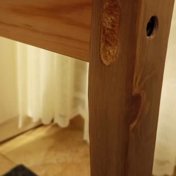 Дефектная деталь обеденного набора IKEA Jokkmokk легко ломается