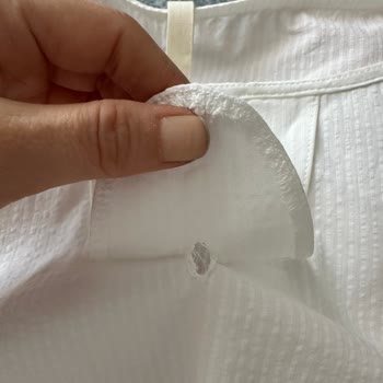 Yargıcı Denenmiş Makyajlı Ürün Ve Yırtık Ürün